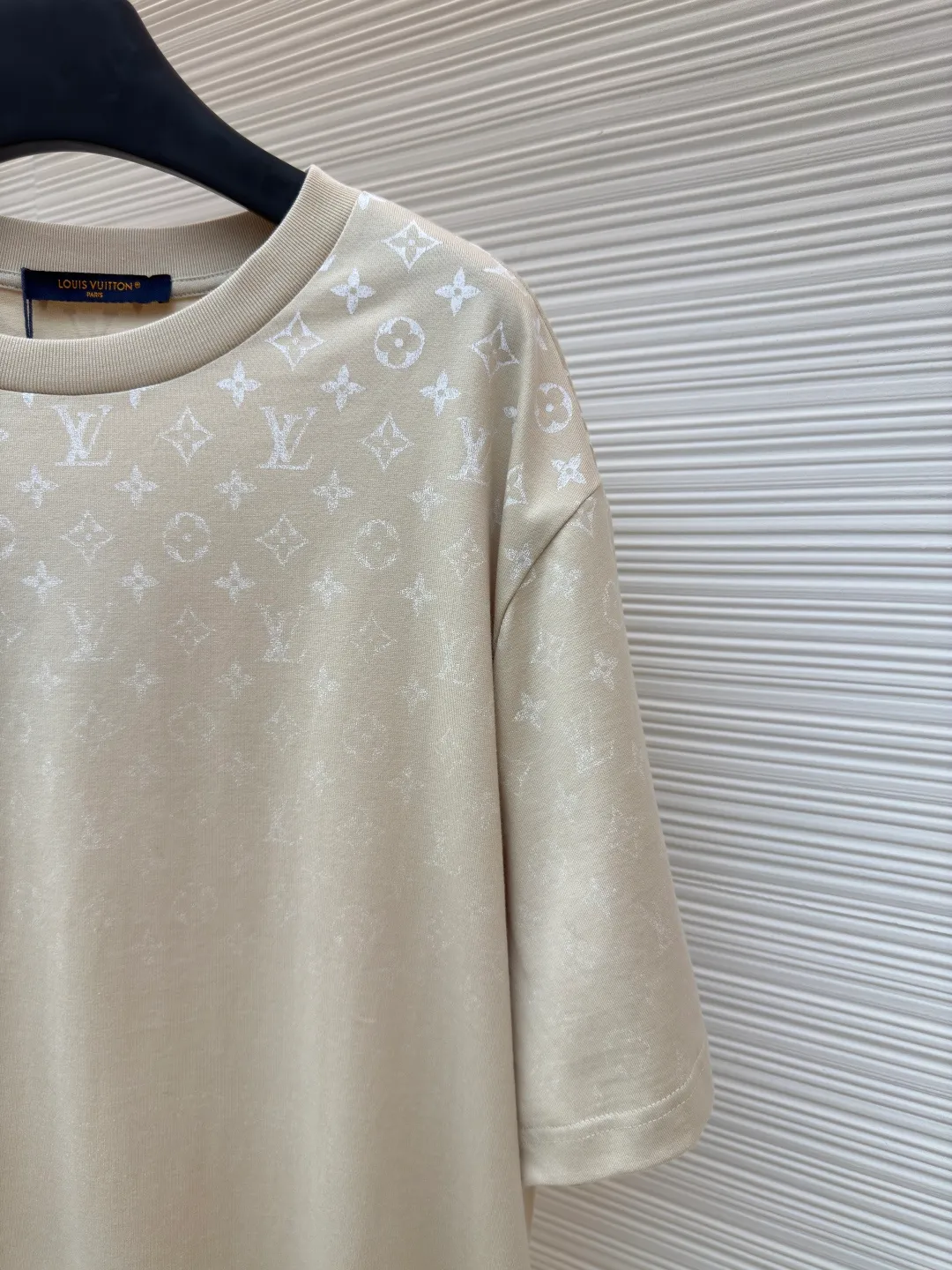 LOUIS VUITTON Gradient presbyopic T-shirt ●Authentic product: Purchased and developed by 8450 ●Item number: 1680205-A10 ●Fabric: refined sulfur cotton fabric ●Technology: printing production ●Version: fitted version ●Weight: about 275 grams ●Size: XS-S-M-L ●Description: The fabric is made of 32s double-ply combed cotton compact siro-spun yarn, matched with 1*1 flat knitted cotton thread. The entire garment's front and rear panels, left and right sleeves, are printed with Kornit white ink digital direct injection. The first draft is made based on the Y-plate scanned pattern, and the clarity of the first draft is corrected by hand to ensure that the printed flower pieces have a gradient and orderly visual effect. The overall wiring is straight and delicate, the fabric is comfortable and soft, and the color is consistent without color difference. It can be matched with the same style to create a fashionable look and control various occasions. Customized accessories, complete with three standards, same style for men and women!